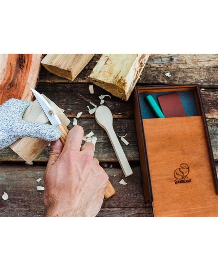 Juego de cuchillos con cuchara en caja de madera
